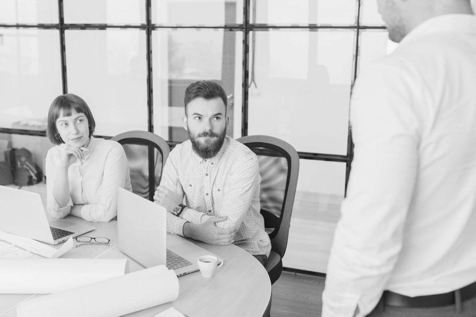 Profesionales analizando datos financieros