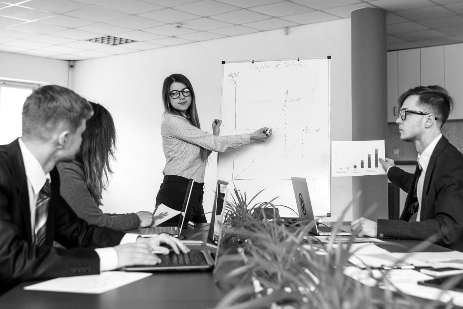 Equipo de dexporalivane trabajando en análisis financiero para cliente