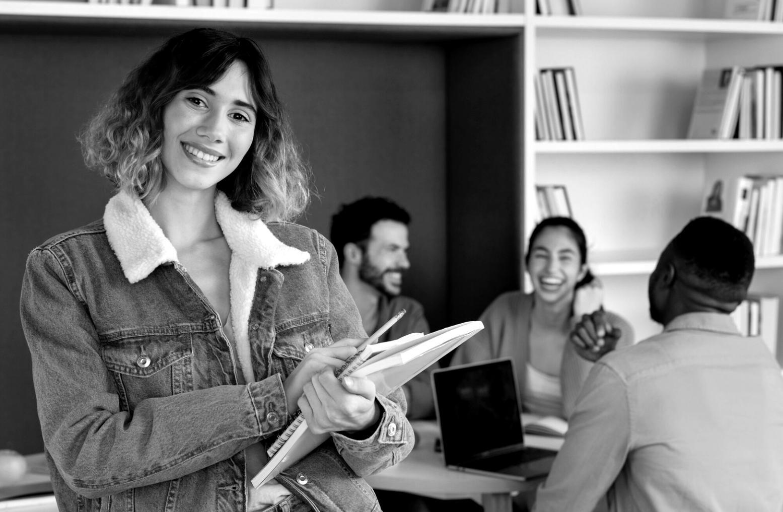 Ambiente de aprendizaje interactivo con participantes analizando gráficos financieros