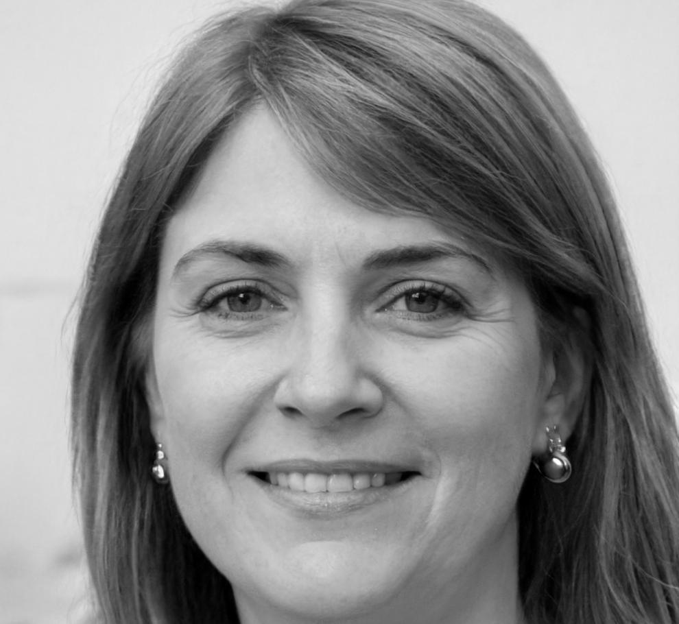 Retrato profesional de Elena Martínez, especialista en análisis cuantitativo