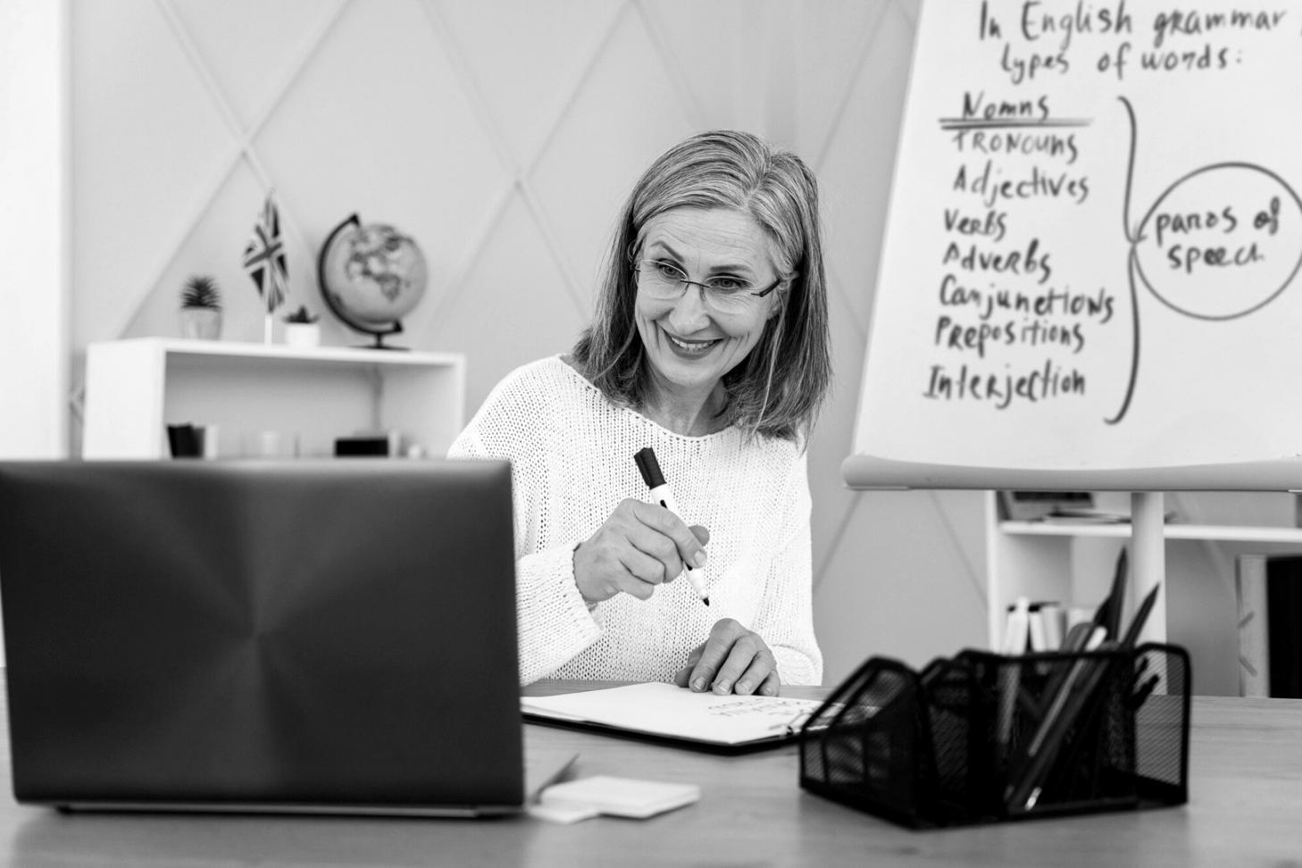 Ambiente colaborativo de aprendizaje financiero con profesionales trabajando en equipo