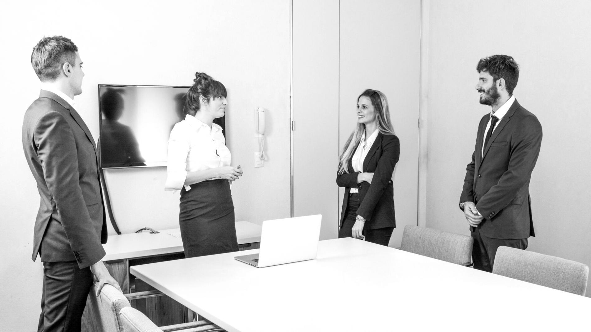 Oficina moderna de dexporalivane con equipos de análisis financiero